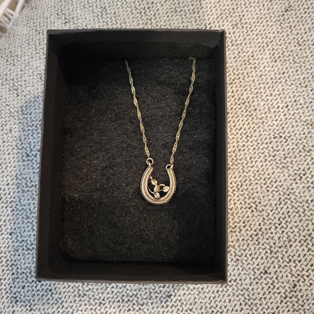 Elegant Gold Necklace with Floral Pendant